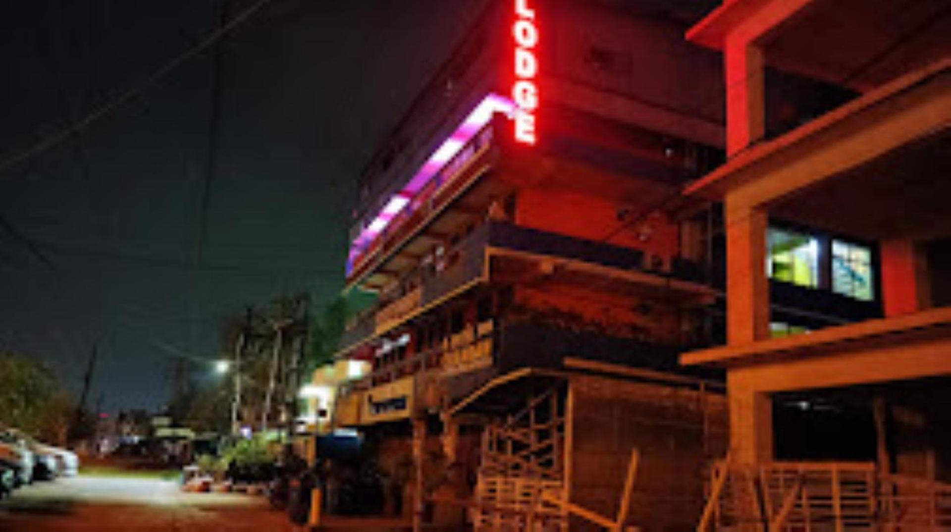 Hotel Chandan,Бхубанешвар Екстериор снимка